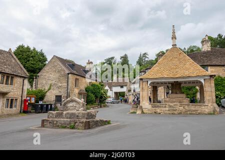 Honigfarbene Cotswold-Steinhäuser und Marktkreuze in Castle Combe Wiltshire England wird oft als das schönste Dorf Englands bezeichnet Stockfoto