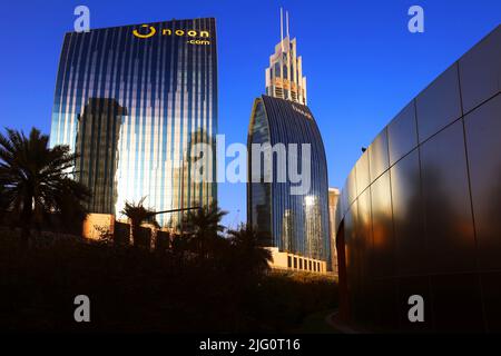 Spiegelung, Dubai, Wolkenkratzer, , moderne Architektur, Atmberaubende Aussicht auf die Skyline mit Hochhäuser, Skyscraper und Hotel Stockfoto