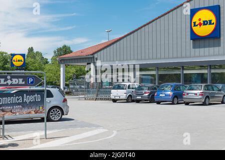 Lidl Supermarkt. Die Lidl Stiftung & Co. Kg ist eine deutsche globale Discounter-Supermarktkette mit über 10.000 Geschäften in Europa und den USA. Stockfoto