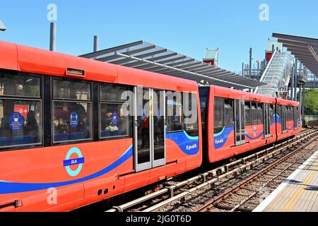 London, England - 2022. Juni: Der Zug hielt am Bahnhof Royal Victoria mit der Docklands Light Railway Stockfoto