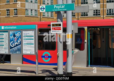 London, England - 2022. Juni: Zug hielt in Poplar zur Tower Hamlets Station auf der Docklands Light Railway Stockfoto