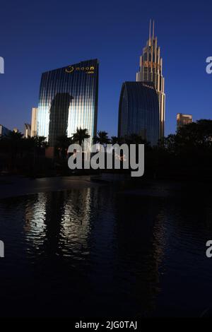 Spiegelung, Dubai, Wolkenkratzer, , moderne Architektur, Atmberaubende Aussicht auf die Skyline mit Hochhäuser, Skyscraper und Hotel Stockfoto