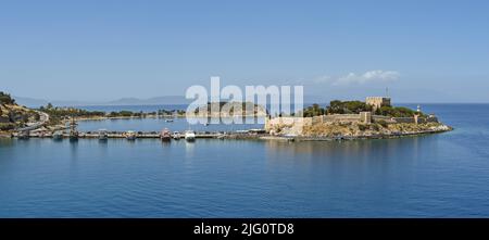 Kusadasi, Türkei - Juni Mai 2022: Panoramablick auf die byzantinische Burg auf der Taubeninsel im Hafen von Kusadasi. Stockfoto