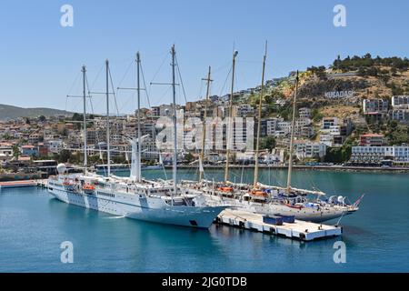 Kusadasi, Türkei - Juni Mai 2022: Segelschiffe mit Hochmast dockten im Hafen von Kusadasi an Stockfoto