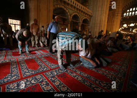 Kırkpınar (Türkisches Ölwrestling). Kırkpınar-Ringer nehmen an dem Freitagsgebet (Jumu'ah) neben anderen muslimischen Männern in der Selimiye-Moschee (Selimiye Camii) in Edirne, Türkei, Teil. Das Gemeindegebet in der Selimiye-Moschee markiert den Beginn des jährlichen Kırkpınar-Turniers 648. am 2. Juli 2009. Das jährliche Turnier im türkischen Ölwrestling beginnt traditionell mit dem Freitagsgebet in der Selimiye Moschee, die vom osmanischen kaiserlichen Architekten Mimar Sinan entworfen und zwischen 1568 und 1575 erbaut wurde. Stockfoto