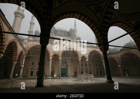 Innenhof der Selimiye Moschee (Selimiye Camii) in Edirne, Türkei. Die Moschee, die vom osmanischen kaiserlichen Architekten Mimar Sinan entworfen wurde, wurde zwischen 1568 und 1575 erbaut. Die Säulen, die den Innenhof flankierten, wurden aus den byzantinischen Kirchen entfernt. Stockfoto