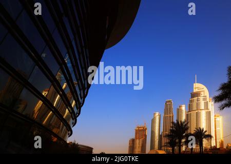 Luxushotel, Spiegelung, Dubai, Wolkenkratzer, , moderne Architektur, atemberaubende Aussicht auf die Skyline mit Hochhäuser, Skyscraper und Hotels Stockfoto