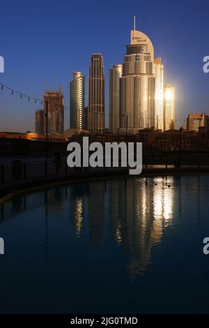 Luxushotel, Spiegelung, Dubai, Wolkenkratzer, , moderne Architektur, atemberaubende Aussicht auf die Skyline mit Hochhäuser, Skyscraper und Hotels Stockfoto