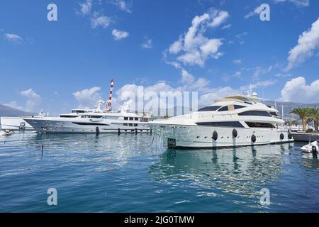 Festgemacht Luxusyachten vor blauem Himmel in Montenegro. Stockfoto