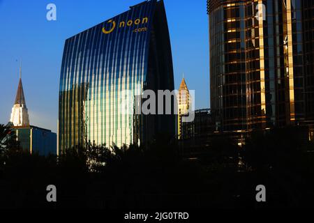 Spiegelung, Dubai, Wolkenkratzer, , moderne Architektur, Atmberaubende Aussicht auf die Skyline mit Hochhäuser, Skyscraper und Hotel Stockfoto