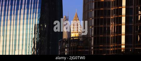 Spiegelung, Dubai, Wolkenkratzer, , moderne Architektur, Atmberaubende Aussicht auf die Skyline mit Hochhäuser, Skyscraper und Hotel Stockfoto