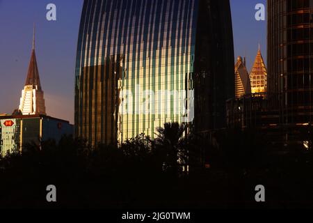 Spiegelung, Dubai, Wolkenkratzer, , moderne Architektur, Atmberaubende Aussicht auf die Skyline mit Hochhäuser, Skyscraper und Hotel Stockfoto