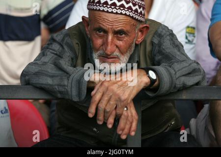 Kırkpınar (Türkisches Ölwrestling). Die Menschen beobachten, wie die Wrestler während des Kırkpınar-Turniers 648. in Edirne, Türkei, am 4. Juli 2009 kämpfen. Stockfoto
