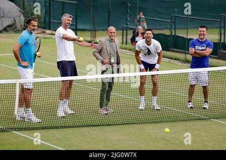 London, Großbritannien. 06.. Juli 2022. Tennis: Grand Slam, ATP Tour, Wimbledon: Trainer Goran Ivanisevic (2. v.l.n.r.), Manager Edoardo Artaldi, Novak Djokovic und Physiotherapeut Ulises Badio lachen auf dem Trainingsfeld. Quelle: Frank Molter/dpa/Alamy Live News Stockfoto