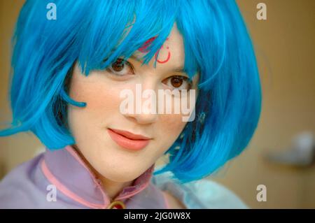 Die Leute auf der MegaCon kleiden und handeln wie Figuren, die sie zum Spaß bewundern und solche aus Fantasy- und Science-Fiction-SCFI und Filmen Stockfoto