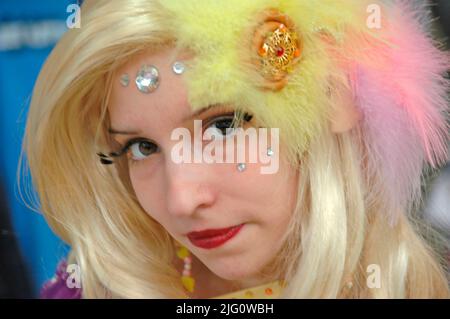 Die Leute auf der MegaCon kleiden und handeln wie Figuren, die sie zum Spaß bewundern und solche aus Fantasy- und Science-Fiction-SCFI und Filmen Stockfoto