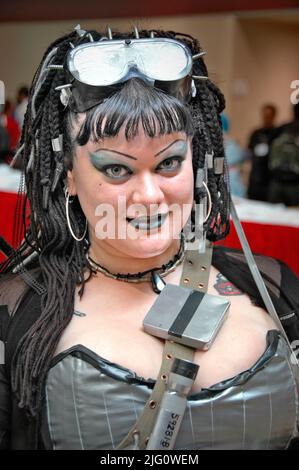 Die Leute auf der MegaCon kleiden und handeln wie Figuren, die sie zum Spaß bewundern und solche aus Fantasy- und Science-Fiction-SCFI und Filmen Stockfoto