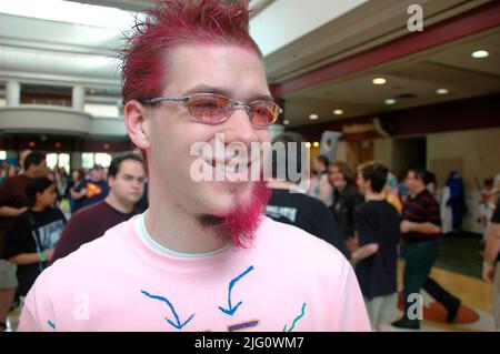 Die Leute auf der MegaCon kleiden und handeln wie Figuren, die sie zum Spaß bewundern und solche aus Fantasy- und Science-Fiction-SCFI und Filmen Stockfoto