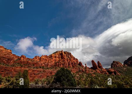 Rote Felswand erstreckt sich in seltsamen Formationen in der Nähe von Sedona, AZ, USA Stockfoto