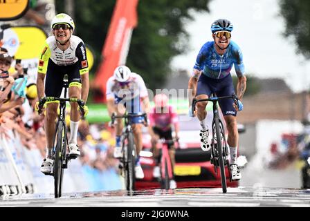 Der Niederländer Taco van der Hoorn von Intermarche Wanty-Gobert materiaux und der Australier Simon Clarke von Israel-Premier Tech sprinten bis zum Ziel der fünften Etappe des Radrennens der Tour de France, einem 155 km langen Rennen von Lille Metropole nach Arenberg porte du Hainaut, Frankreich, am Mittwoch, 06. Juli 2022. Die diesjährige Tour de France findet vom 01. Bis 24. Juli 2022 statt. BELGA FOTO JASPER JACOBS - UK OUT Stockfoto