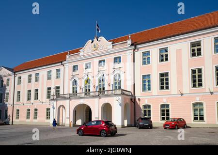 Tallinn, Estland. Juli 2022. Panoramablick auf das Parlamentsgebäude von Estland in der Altstadt Stockfoto