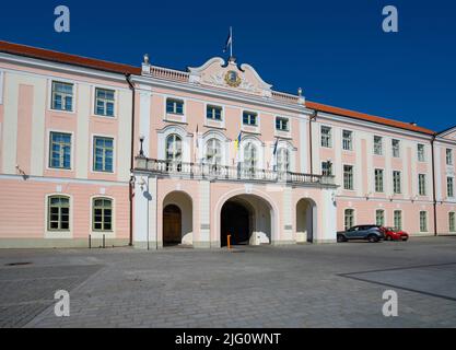 Tallinn, Estland. Juli 2022. Panoramablick auf das Parlamentsgebäude von Estland in der Altstadt Stockfoto