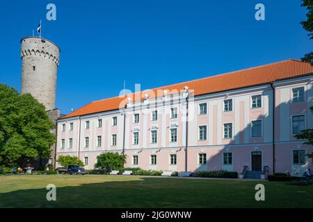 Tallinn, Estland. Juli 2022. Panoramablick auf das Parlamentsgebäude von Estland in der Altstadt Stockfoto