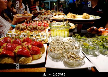 Eine Tapas-Bar in San Sebastian mit köstlichen Pintxos, den traditionellen Vorspeisen des Baskenlandes. San Sebastian, Spanien - August 2018 Stockfoto