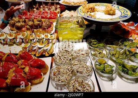 Eine Tapas-Bar in San Sebastian mit köstlichen Pintxos, den traditionellen Vorspeisen des Baskenlandes. San Sebastian, Spanien - August 2018 Stockfoto