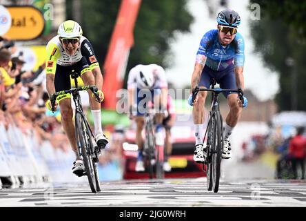 Der Niederländer Taco van der Hoorn von Intermarche Wanty-Gobert materiaux und der Australier Simon Clarke von Israel-Premier Tech sprinten bis zum Ziel der fünften Etappe des Radrennens der Tour de France, einem 155 km langen Rennen von Lille Metropole nach Arenberg porte du Hainaut, Frankreich, am Mittwoch, 06. Juli 2022. Die diesjährige Tour de France findet vom 01. Bis 24. Juli 2022 statt. BELGA FOTO JASPER JACOBS - UK OUT Stockfoto