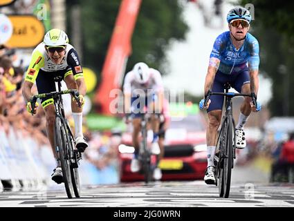 Der Niederländer Taco van der Hoorn von Intermarche Wanty-Gobert materiaux und der Australier Simon Clarke von Israel-Premier Tech sprinten bis zum Ziel der fünften Etappe des Radrennens der Tour de France, einem 155 km langen Rennen von Lille Metropole nach Arenberg porte du Hainaut, Frankreich, am Mittwoch, 06. Juli 2022. Die diesjährige Tour de France findet vom 01. Bis 24. Juli 2022 statt. BELGA FOTO JASPER JACOBS - UK OUT Stockfoto