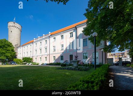 Tallinn, Estland. Juli 2022. Panoramablick auf das Parlamentsgebäude von Estland in der Altstadt Stockfoto