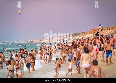 Überfüllter Strand am atlantik an einem Sommertag. Lacanau, Frankreich - August 2018 Stockfoto