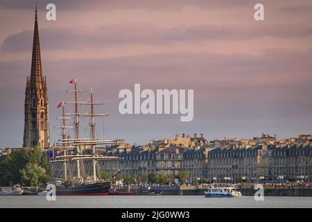 Bordeaux, Frankreich - 2018. august: Bordeaux am Ufer des Flusses mit der Kathedrale St. Michel Stockfoto