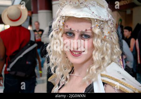 Die Leute auf der MegaCon kleiden und handeln wie Figuren, die sie zum Spaß bewundern und solche aus Fantasy- und Science-Fiction-SCFI und Filmen Stockfoto