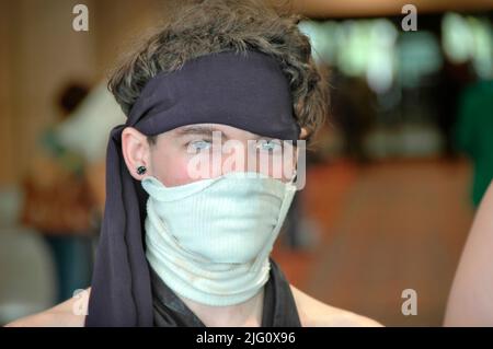 Die Leute auf der MegaCon kleiden und handeln wie Figuren, die sie zum Spaß bewundern und solche aus Fantasy- und Science-Fiction-SCFI und Filmen Stockfoto