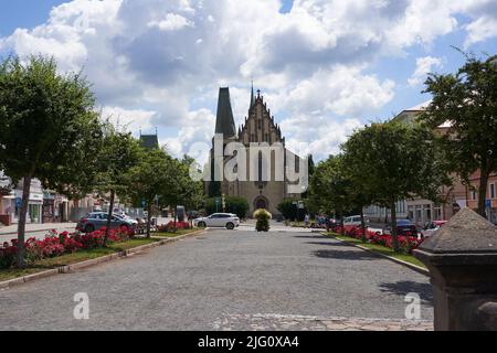 Rakovnik, Tschechische Republik - 2. Juli 2022 - die gotische Kirche des Hl. Bartholomäus an einem sonnigen Sommernachmittag Stockfoto