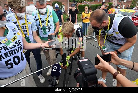 Der Niederländer Taco van der Hoorn von der Intermarche Wanty-Gobert materiaux reagiert nach der fünften Etappe des Radrennens der Tour de France, einem 155 km langen Rennen von Lille Metropole nach Arenberg porte du Hainaut, Frankreich, am Mittwoch, 06. Juli 2022. Die diesjährige Tour de France findet vom 01. Bis 24. Juli 2022 statt. BELGA FOTO POOL POOL VINCENT KALUT - UK OUT Stockfoto