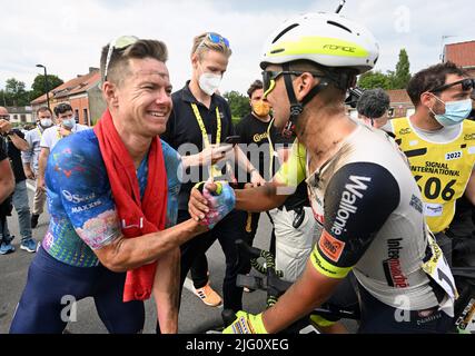 Der Australier Simon Clarke von Israel-Premier Tech und der Niederländer Taco van der Hoorn von der Intermarche Wanty-Gobert-Materialaux, aufgenommen nach der fünften Etappe des Radrennens der Tour de France, einem 155 km langen Rennen von Lille Metropole nach Arenberg porte du Hainaut, Frankreich am Mittwoch, 06. Juli 2022. Die diesjährige Tour de France findet vom 01. Bis 24. Juli 2022 statt. BELGA FOTO POOL POOL VINCENT KALUT - UK OUT Stockfoto