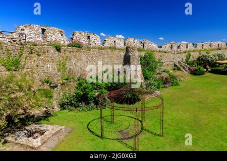 Die farbenfrohe Bepflanzung im Inneren der historischen Manorbier Castle Walls aus dem 12.. Jahrhundert in Pembrokeshire, Wales, Großbritannien Stockfoto