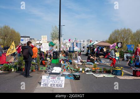 Unterstützer des Extinction Rebellion besetzen und blockieren die Waterloo Bridge im Zentrum von London, um gegen den weltweiten Klimawandel und den ökologischen Zusammenbruch zu protestieren. Stockfoto