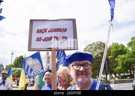 London, Großbritannien. 6.. Juli 2022. Anti-Boris Johnson und Anti-Brexit-Demonstranten versammelten sich vor dem Parlament, als Rücktritte die Tory-Regierung erschüttern und der Druck auf Johnson zum Rücktritt anhäuft. Kredit: Vuk Valcic/Alamy Live Nachrichten Stockfoto