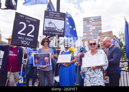 London, Großbritannien. 6.. Juli 2022. Anti-Boris Johnson und Anti-Brexit-Demonstranten versammelten sich vor dem Parlament, als Rücktritte die Tory-Regierung erschüttern und der Druck auf Johnson zum Rücktritt anhäuft. Kredit: Vuk Valcic/Alamy Live Nachrichten Stockfoto