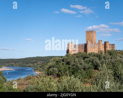 Burg von Almourol von der Fußgängerzone mit dem Fluss Tejo auf der Sicht. Das Hotel liegt im Zentrum von Portugal Stockfoto