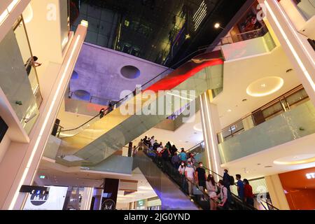Rolltreppen, Dubai Mall, Mode, atemberaubend, Einkaufszentrum, Umwerfende Architektur u. Luxus, Fashion Geschäfte mit Spaß und Freude beim Shoppen Stockfoto
