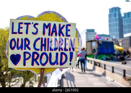 Zeichen, die von den Anhängern der Extinction Rebellion während ihrer Besetzung der Waterloo Bridge in London aus Protest gegen den Zusammenbruch des Umweltklimas verwendet wurden. Stockfoto