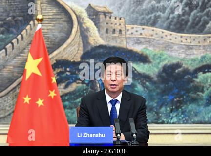 Peking, China. 6.. Juli 2022. Li Zhanshu, Vorsitzender des Ständigen Ausschusses des Nationalen Volkskongresses, hält Gespräche mit Tanzila Narbayeva, der Vorsitzenden des Senats von Usbekistan, über einen Videolink in der Großen Halle des Volkes in Peking, der Hauptstadt Chinas, am 6. Juli 2022. Kredit: Rao Aimin/Xinhua/Alamy Live Nachrichten Stockfoto