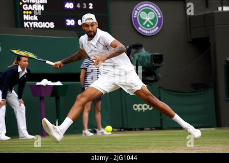 Alle, Großbritannien. 6.. Juli 2022. Rasentennisverein, Wimbledon, London, Großbritannien: Der Australier Nick Kyrgios schwingt heute in Wimbledon in seinem Viertelfinalspiel gegen Cristian Garin um eine Vorhand. Quelle: Adam Stoltman/Alamy Live News Stockfoto