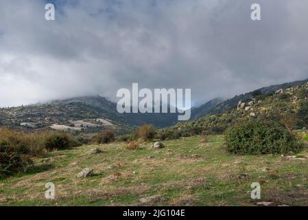 Blick auf den Hueco de San Blas, ein sehr beliebter Ort für Wanderer in der Gemeinde Manzanares el Real, Provinz Madrid, Spanien Stockfoto