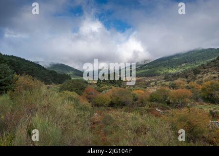 Blick auf den Hueco de San Blas, ein sehr beliebter Ort für Wanderer in der Gemeinde Manzanares el Real, Provinz Madrid, Spanien Stockfoto